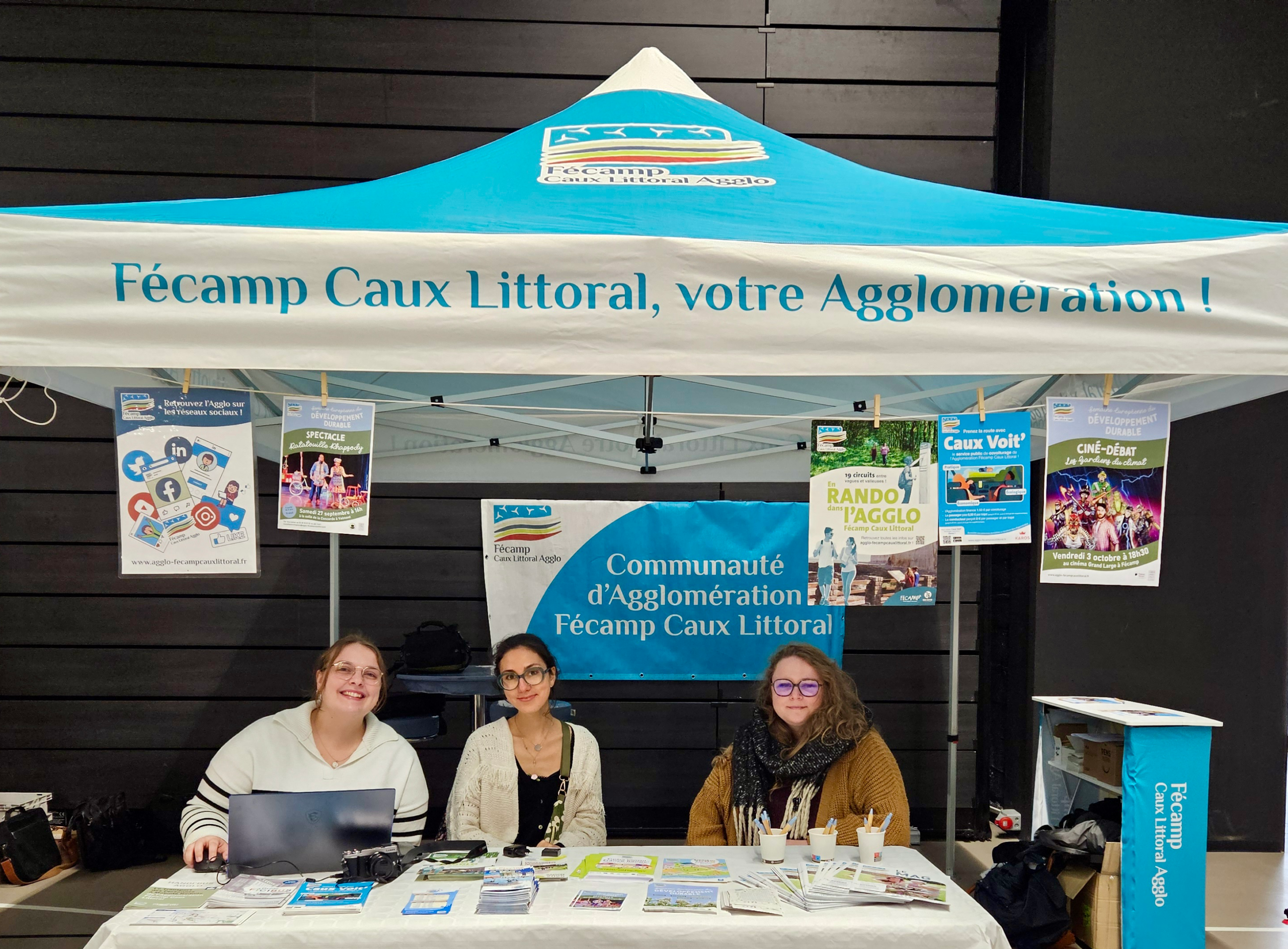 Maud LENOIR au centre, ses collègues à sa gauche et sa droite, au forum porté par l'Agglo Fécamp Caux Littoral