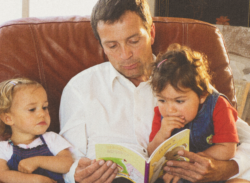 Maud Lenoir et sa soeur en train d'écouter leur père lisant une histoire